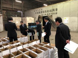 現品を確認する市場担当者(3月16日)