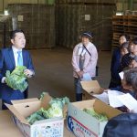 現品を確認する生産者(4月9日)