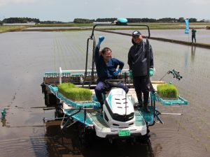 ＧＰＳ機能のついた田植え機で田植えをする飯田アナウンサー（4月26日）