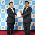 目録を贈呈する間渕組合長（4月20日)