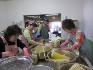 タケノコの瓶詰めに挑戦する参加者(4月12日)