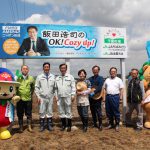 田植えに参加した同ＪＡ間渕組合長（左から3番目）と飯田アナウンサー（左から5番目）新行アナウンサー（左から４番目）ら（4月26日