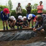 青年部干潟支部役員と古城小学校児童ら(5月8日)