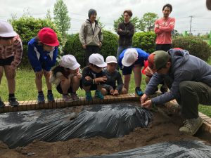 青年部干潟支部役員と古城小学校児童ら(5月8日)