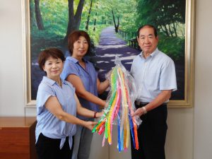 太田市長へ千羽鶴を贈呈する角田部長（中央）、川村副部長（左）(07月20日)