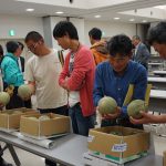 現品を確認する生産者（6月11日）
