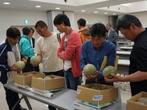 現品を確認する生産者（6月11日）