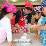 米粉をこねる園児たち(6月6日)