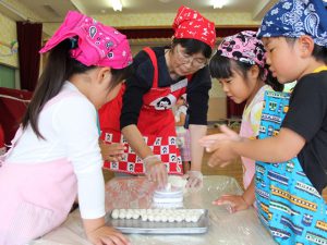 米粉をこねる園児たち(6月6日)