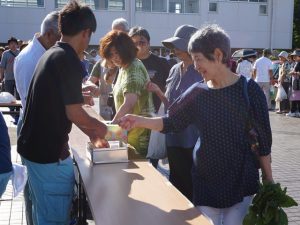 イベントのくじ引きに並ぶ参加者（7月8日）