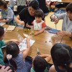 ハーバリウム作りに挑戦する参加者(7月1日)