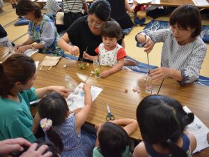 ハーバリウム作りに挑戦する参加者(7月1日)