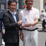 寄付を手渡す長島会長(右)(7月1日)
