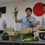 出荷規格の確認を呼びかける市場担当者(7月6日)