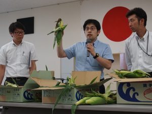 出荷規格の確認を呼びかける市場担当者(7月6日)