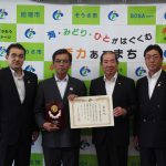 善行者表彰を受ける間渕組合長（中央左）(7月6日)