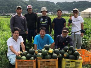 収穫を終えた青年部員（7月24日）