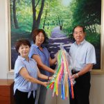 太田市長へ千羽鶴を贈呈する角田部長（中央）、川村副部長（左）