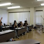 熱心に学ぶ参加者（9月11日）