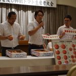 生産者に呼びかける市場担当者(9月7日)