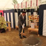 鍬入れの儀を行う間渕組合長（9月19日）