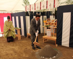 鍬入れの儀を行う間渕組合長（9月19日）