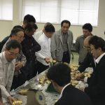 現品を確認する生産者(10月12日)