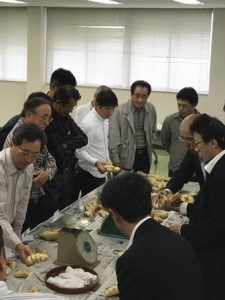 現品を確認する生産者(10月12日)