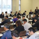 出荷反省会に参加した生産者と市場関係者(10月19日)