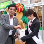 募金運動に参加する間渕組合長(10月19日)