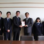 目録を学校長に手渡す間渕組合長（右から３番目）