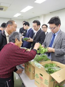 現品を確認する生産者と市場担当者(11月8日)