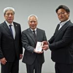 寄附金を贈呈する宇野澤会長（右）（11月13日