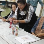 ハーバリウム作りを楽しむ部員（12月3日）