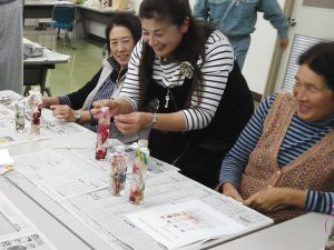 ハーバリウム作りを楽しむ部員（12月3日）