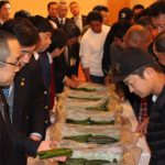 現品を確認する生産者と市場担当者（11月21日）