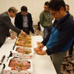 現品を手に持って確認する生産者(12月6日