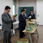 現品を確認する市場担当者（11月27日）