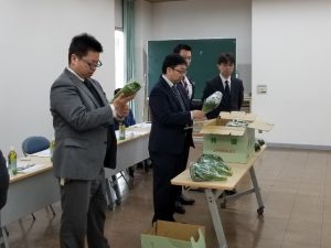 現品を確認する市場担当者（11月27日）