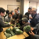 現品を確認する生産者(11月16日)