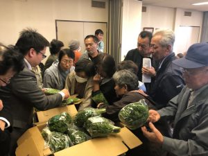 現品を確認する生産者(11月16日)