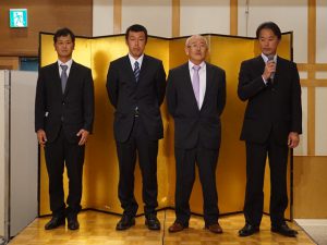 あいさつする新役員のみなさん（11月16日）