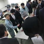 意見交換をしながら現品を確認（11月16日）
