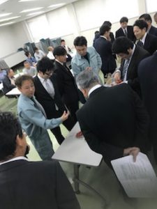 意見交換をしながら現品を確認（11月16日）