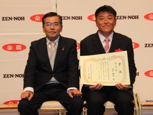 受賞された金杉さん(右)と間渕誠一組合長(12月11日)