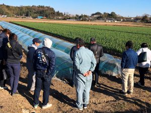 熱心に視察に取り組む参加者（1月18日）