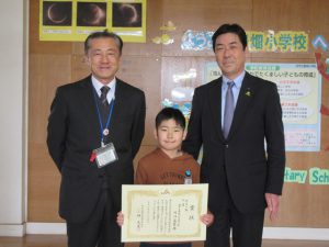 (左から)石橋校長、川口さん、向後専務(2月15日)