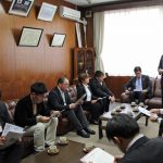 激励する間渕組合長(2月14日)