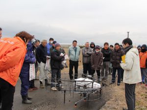 機体の説明を受ける来場者たち(2月13日)