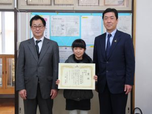 (左から)吉澤校長、石井さん、向後専務(2月8日)